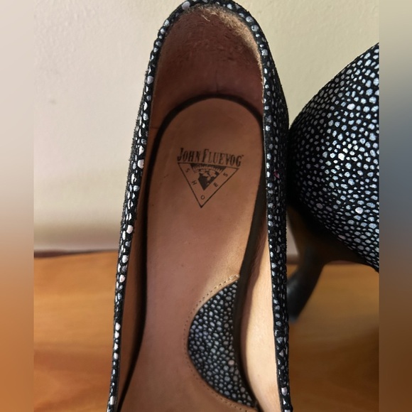 John Fluevog Paris black devil fish speckled pump Size 6 - Picture 2 of 5